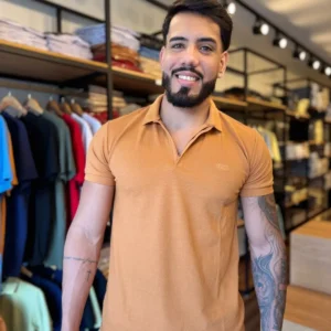 Camisa polo com zíper invisível